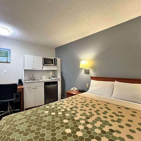 Econo Lodge Motel Village Calgary Bagian luar foto