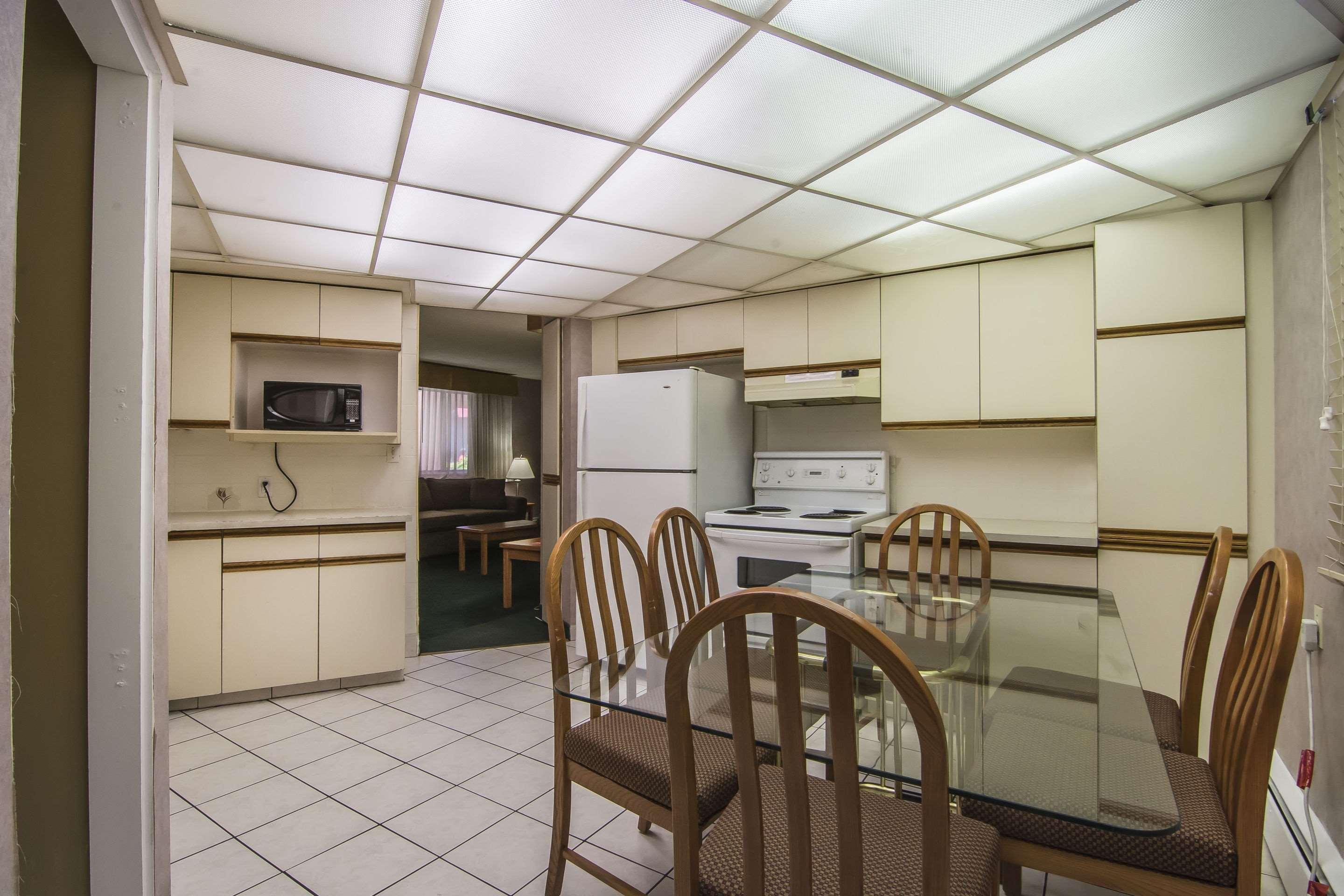 Econo Lodge Motel Village Calgary Bagian luar foto