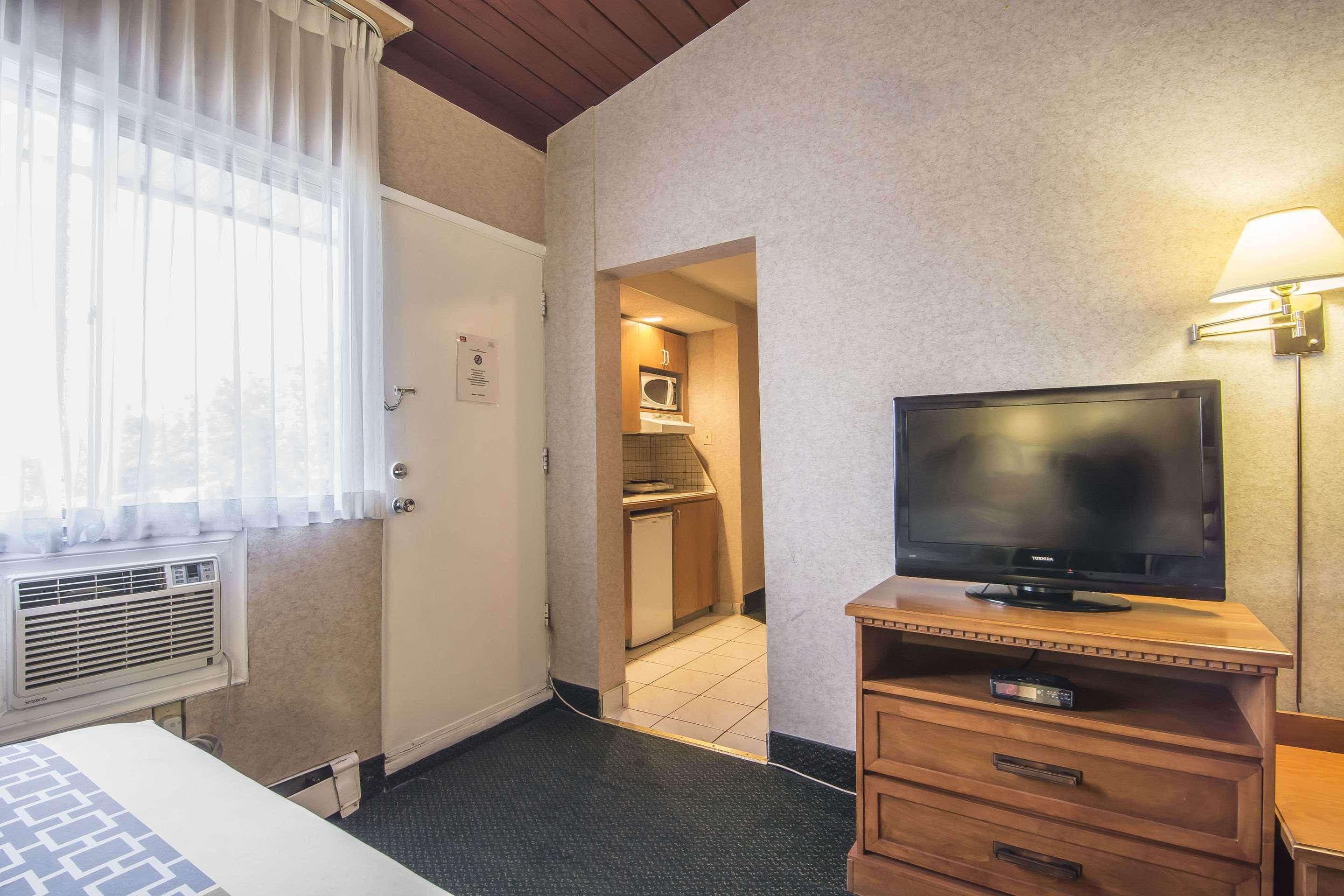 Econo Lodge Motel Village Calgary Bagian luar foto