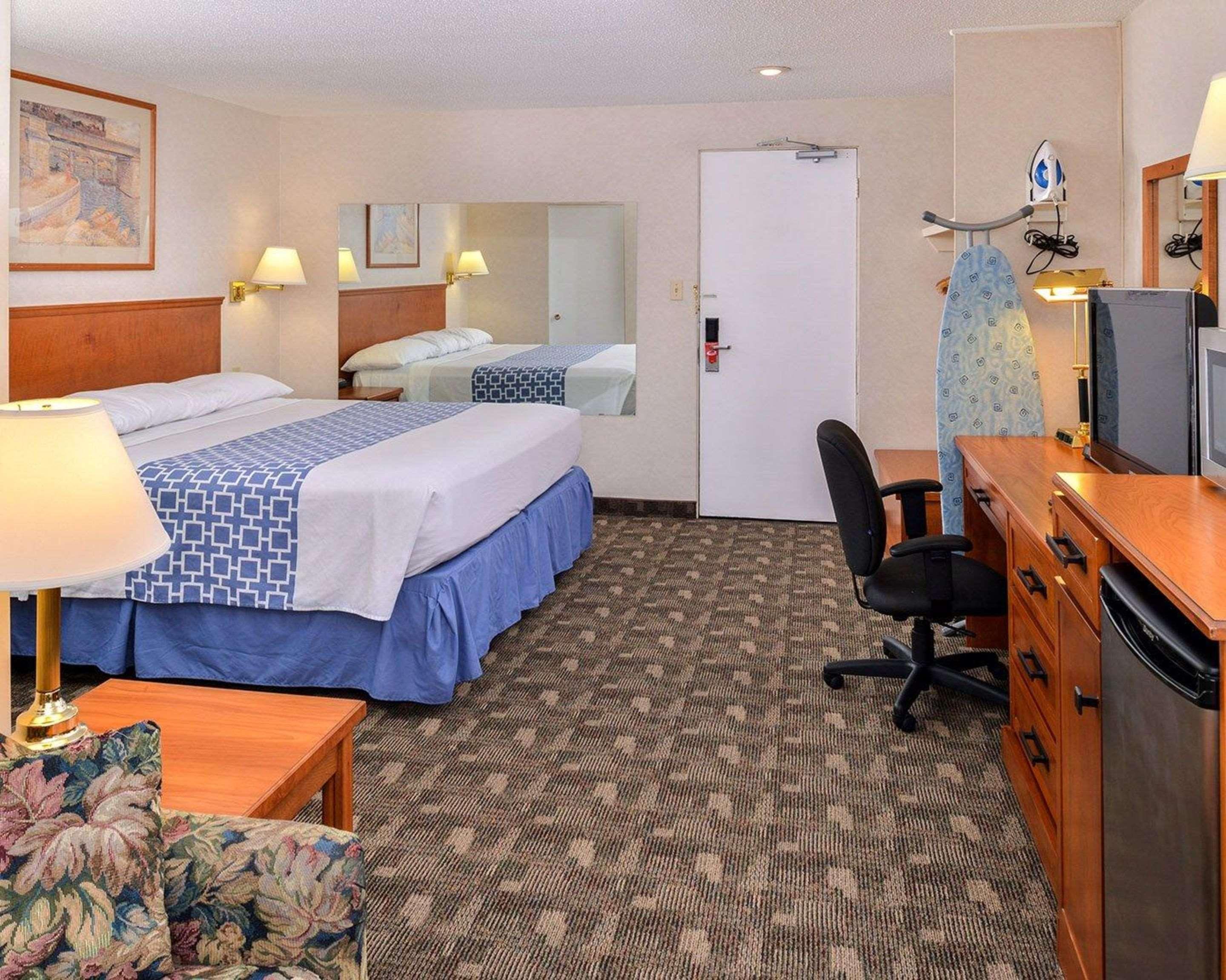 Econo Lodge Motel Village Calgary Bagian luar foto