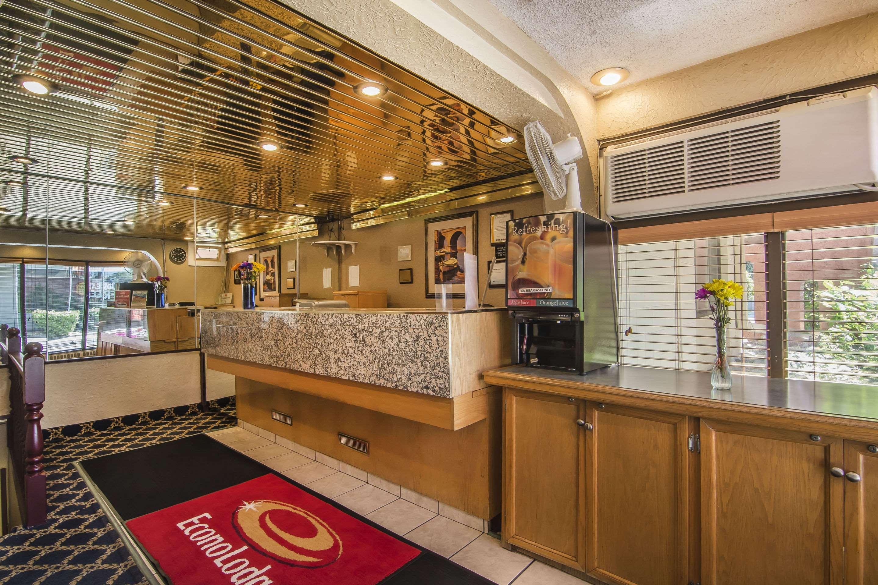 Econo Lodge Motel Village Calgary Bagian luar foto