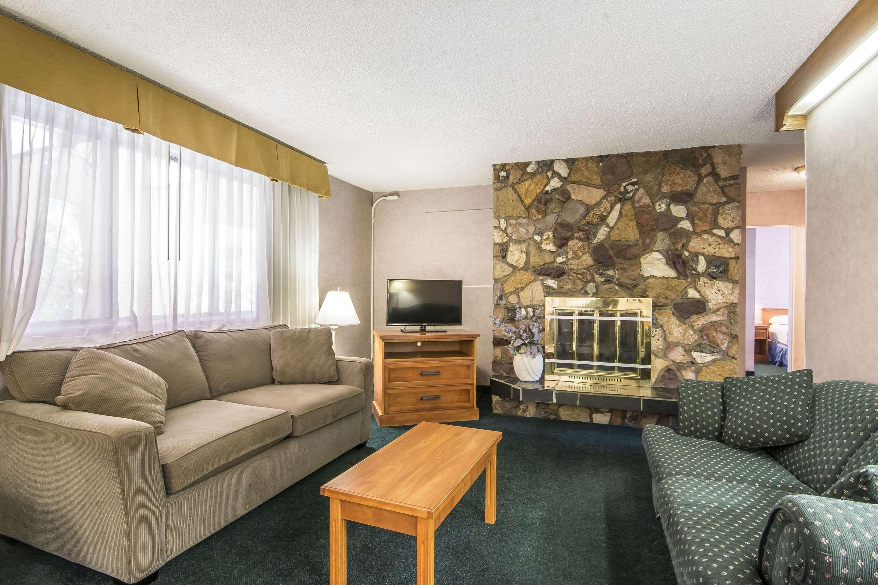 Econo Lodge Motel Village Calgary Bagian luar foto