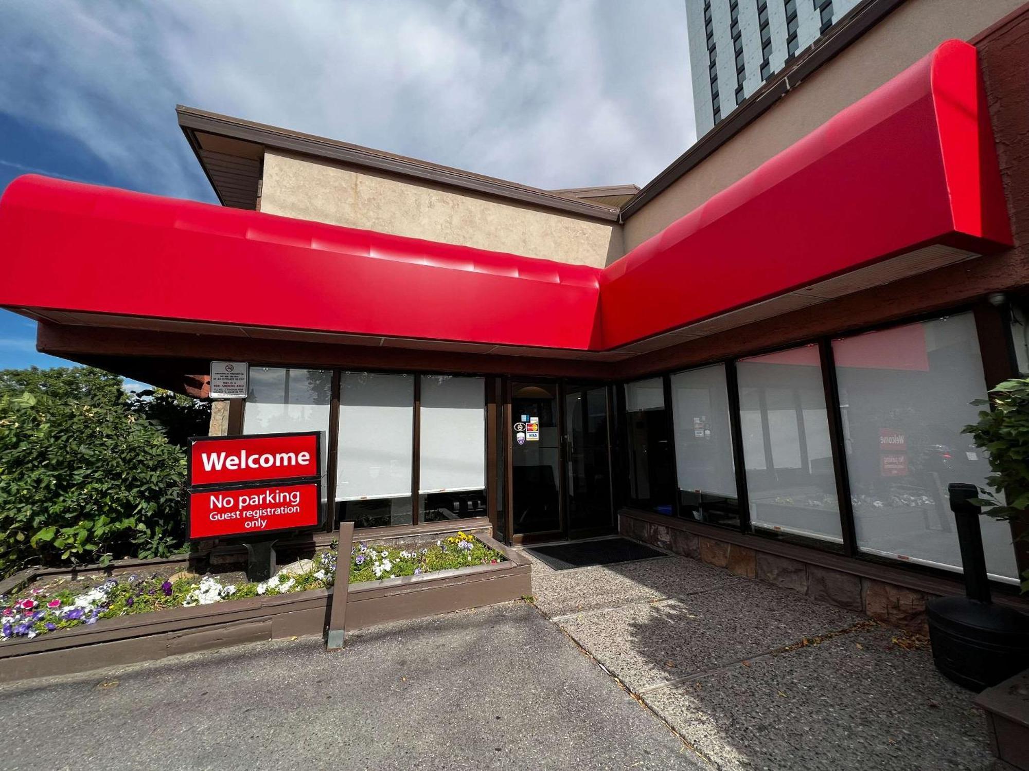 Econo Lodge Motel Village Calgary Bagian luar foto