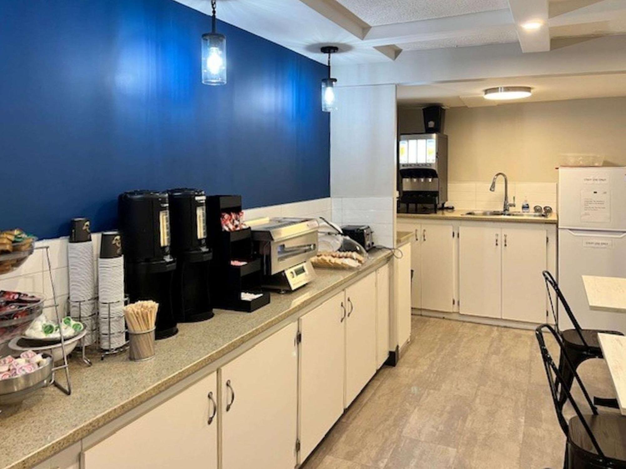 Econo Lodge Motel Village Calgary Bagian luar foto