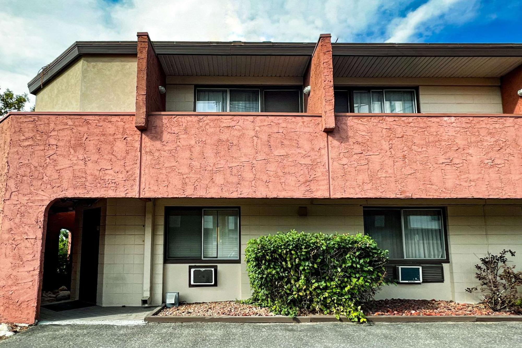 Econo Lodge Motel Village Calgary Bagian luar foto