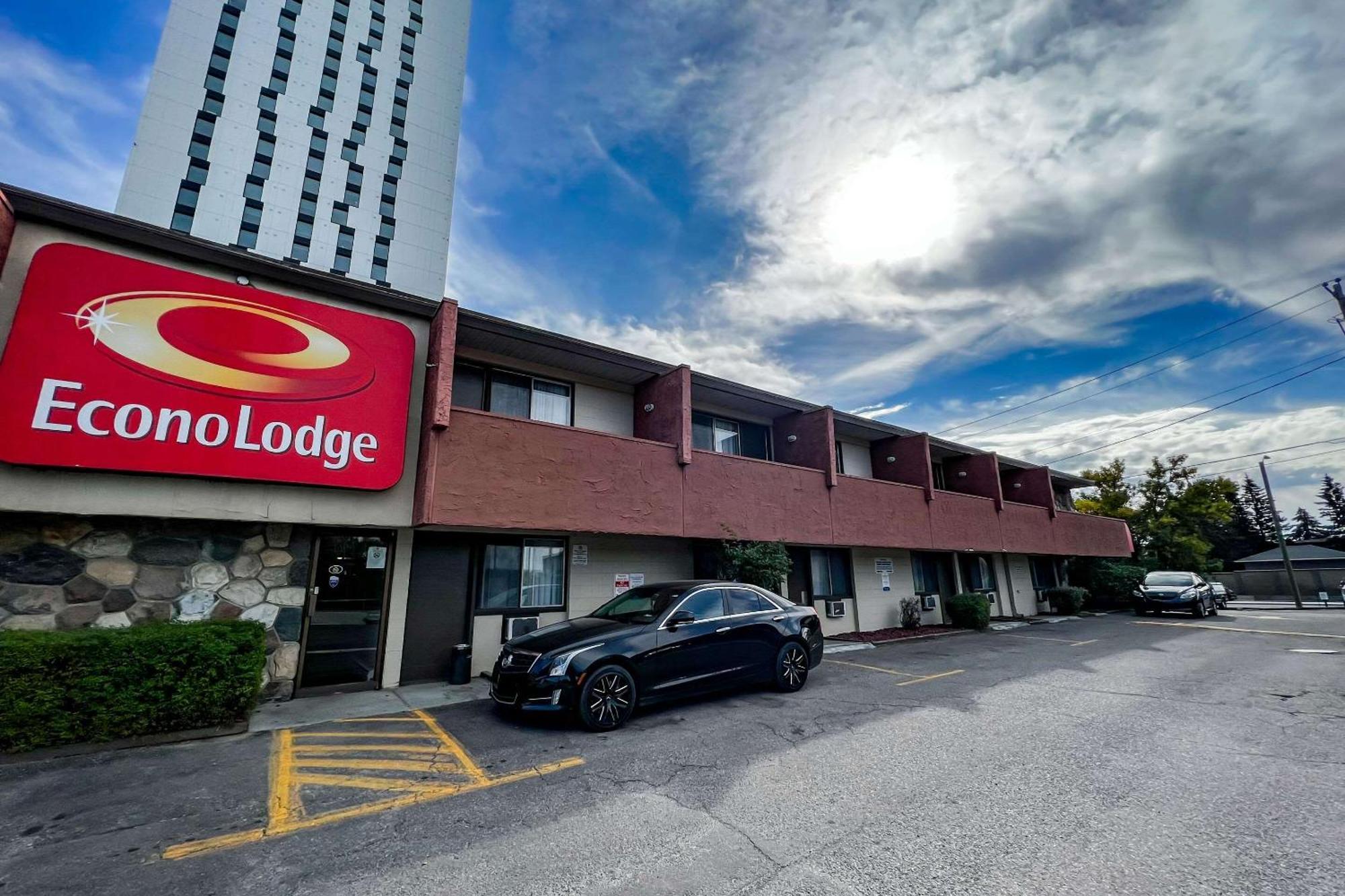 Econo Lodge Motel Village Calgary Bagian luar foto