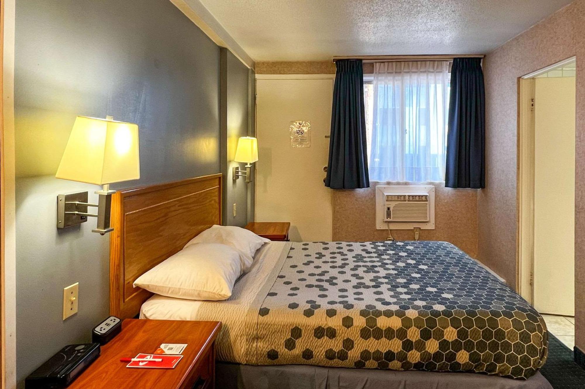 Econo Lodge Motel Village Calgary Bagian luar foto