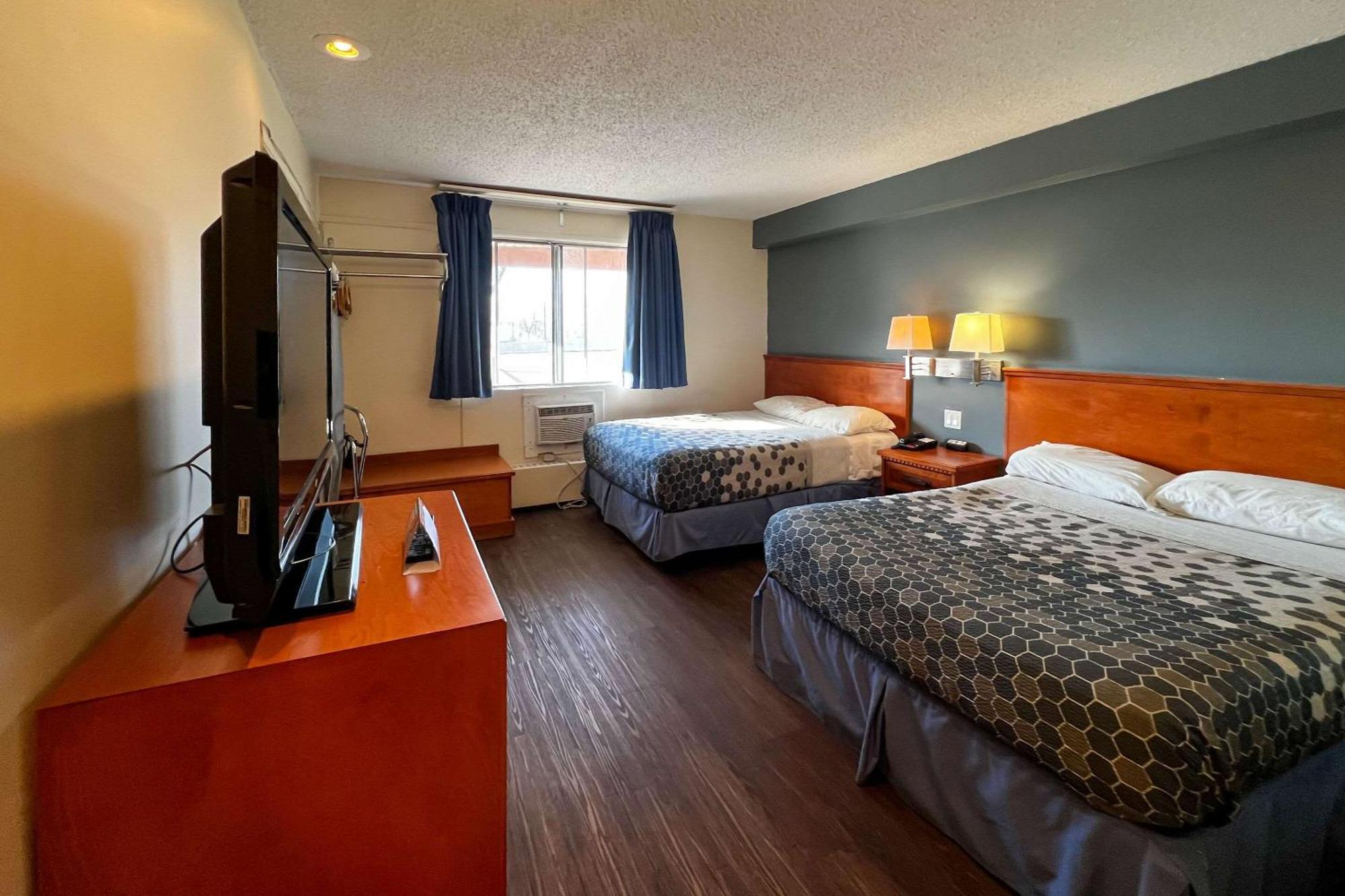 Econo Lodge Motel Village Calgary Bagian luar foto