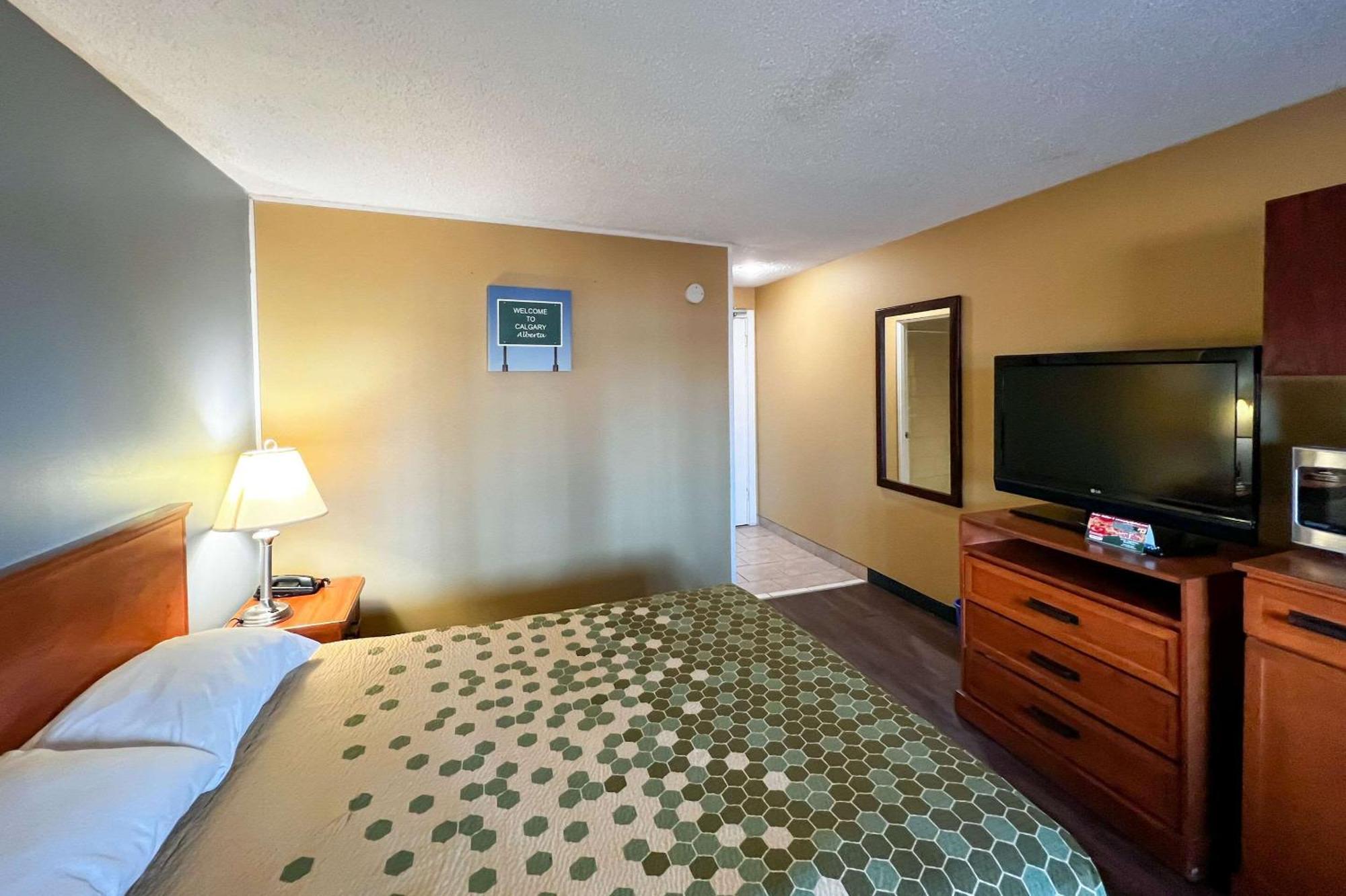 Econo Lodge Motel Village Calgary Bagian luar foto