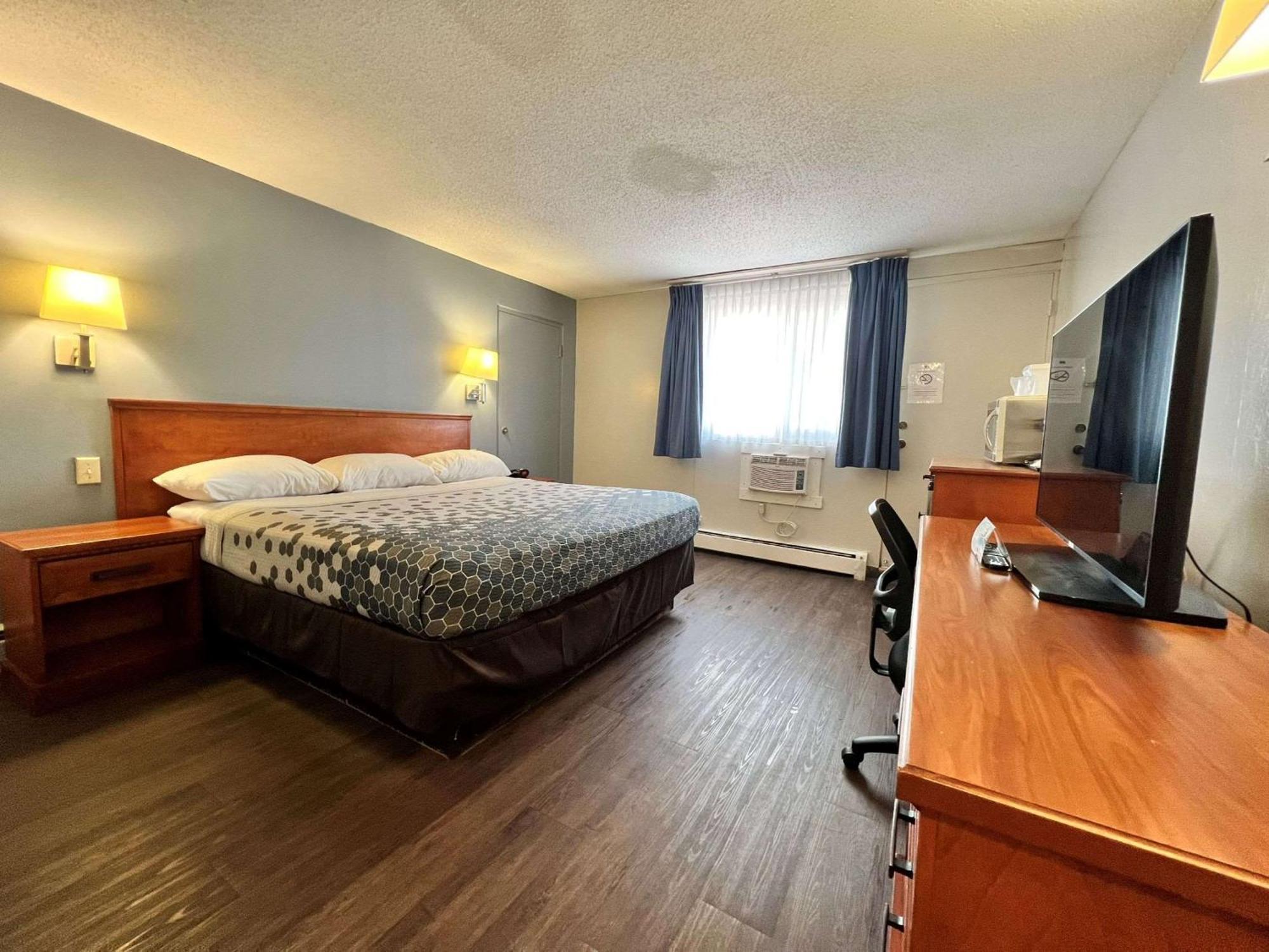 Econo Lodge Motel Village Calgary Bagian luar foto