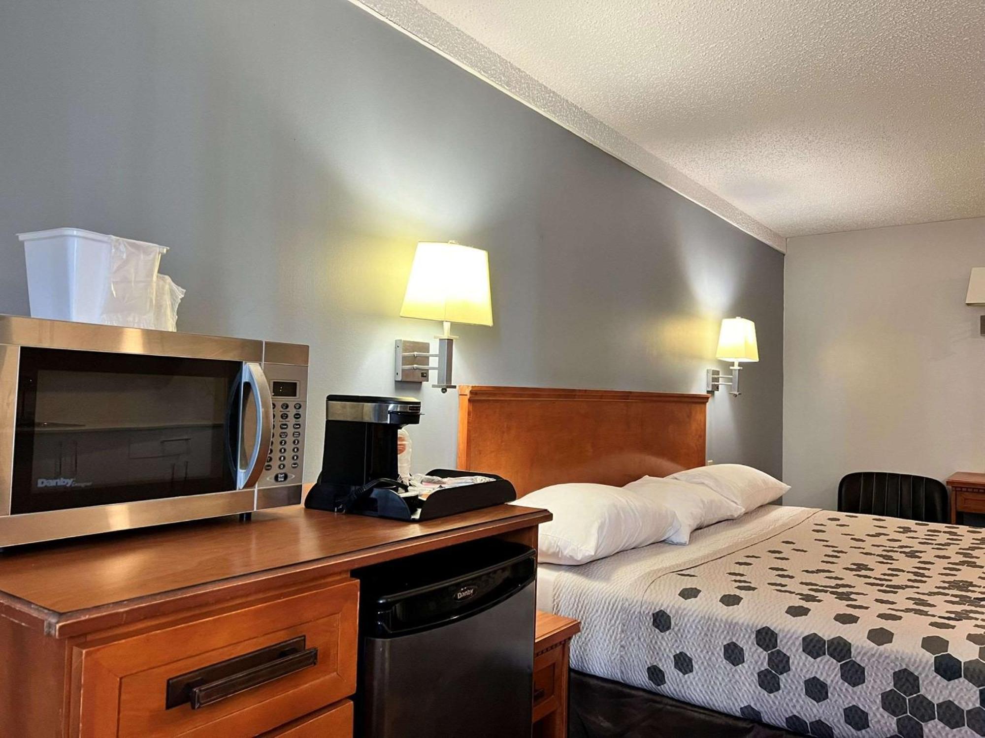 Econo Lodge Motel Village Calgary Bagian luar foto