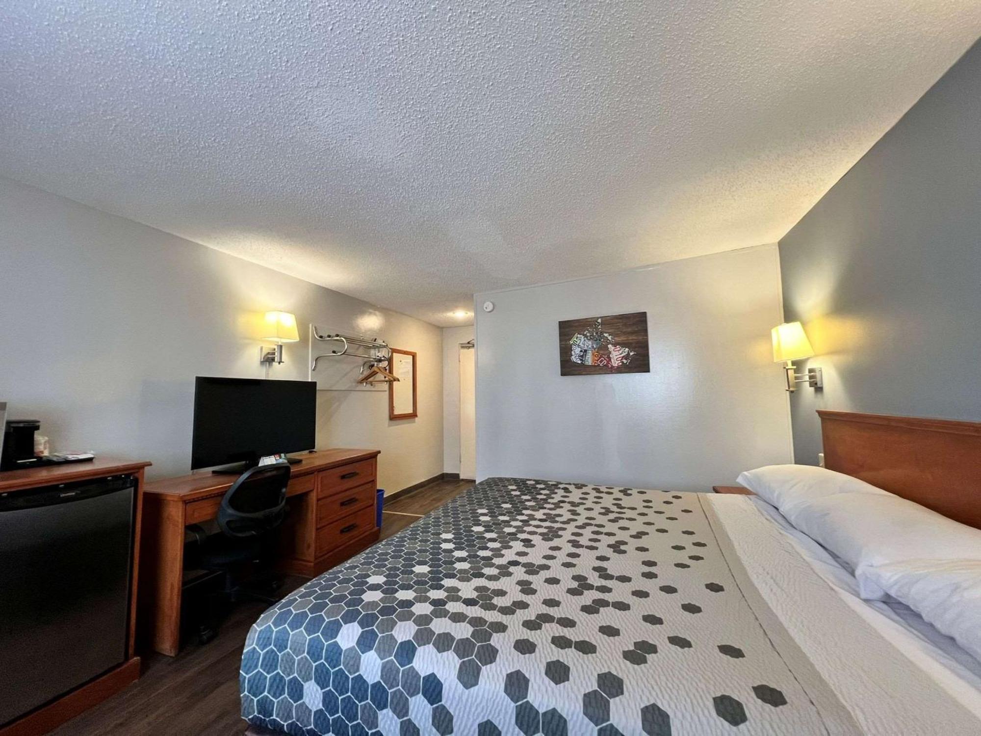 Econo Lodge Motel Village Calgary Bagian luar foto