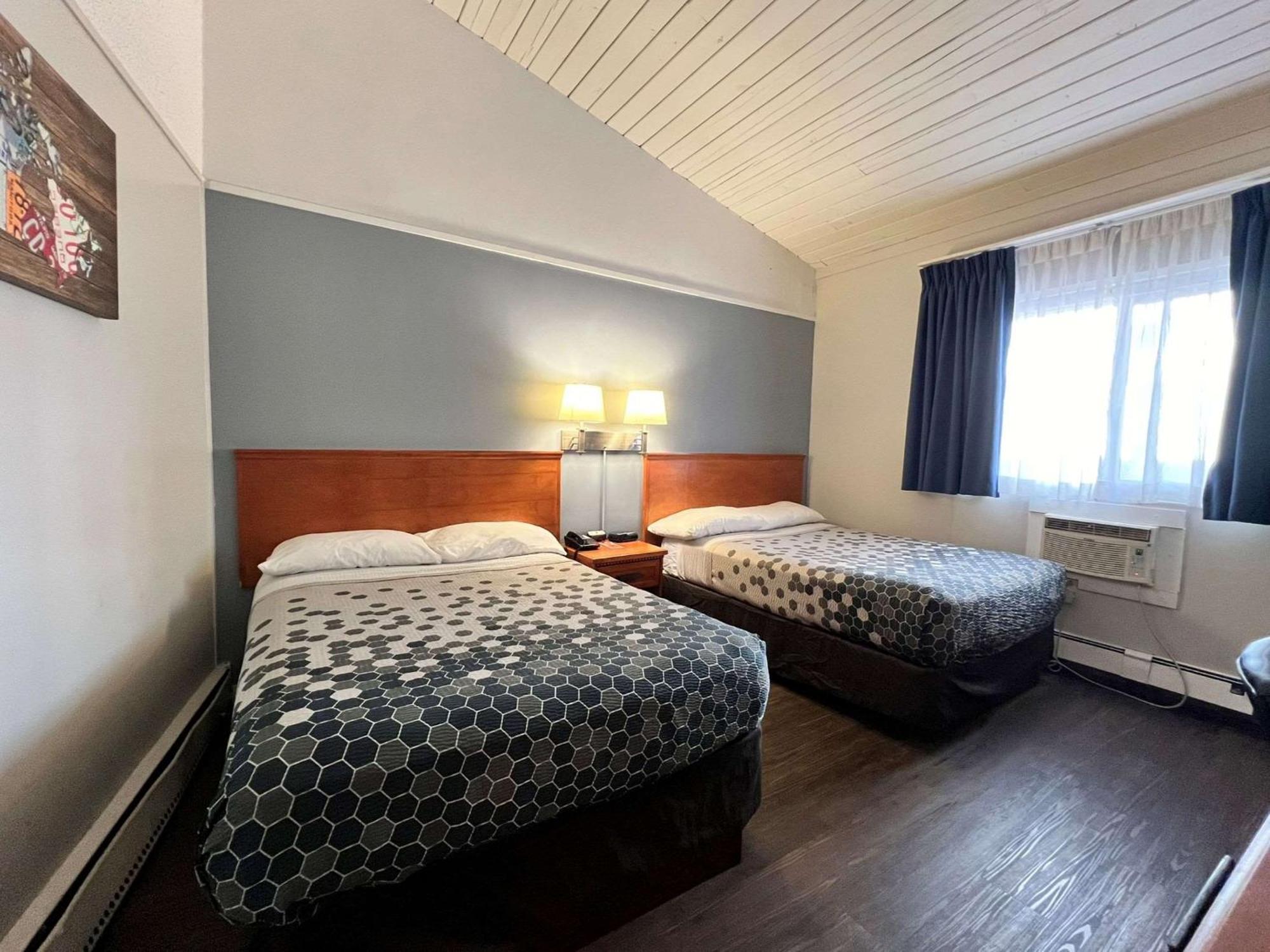 Econo Lodge Motel Village Calgary Bagian luar foto