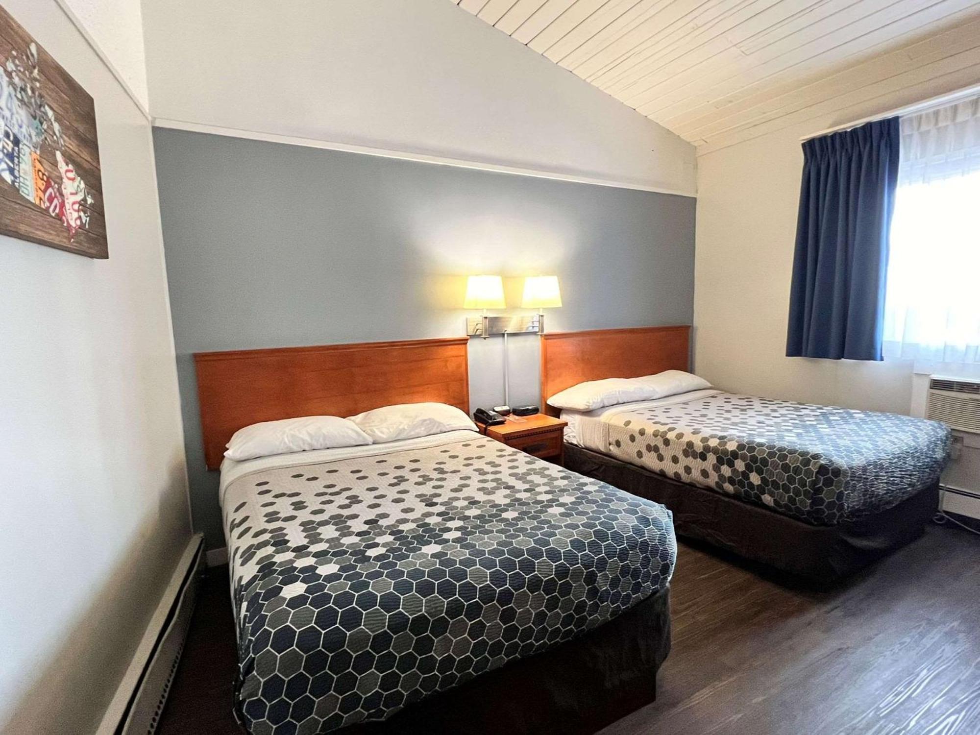 Econo Lodge Motel Village Calgary Bagian luar foto