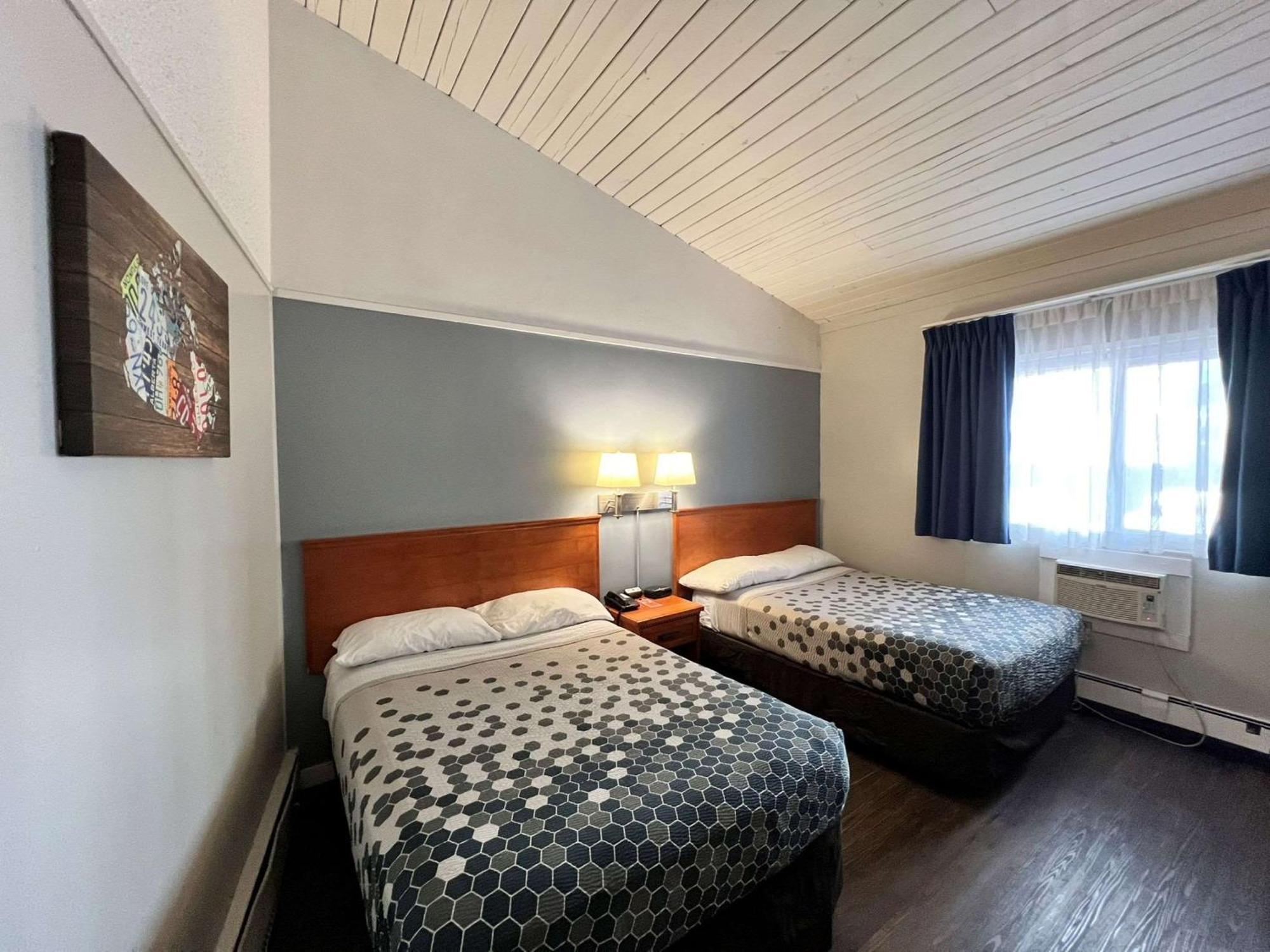 Econo Lodge Motel Village Calgary Bagian luar foto