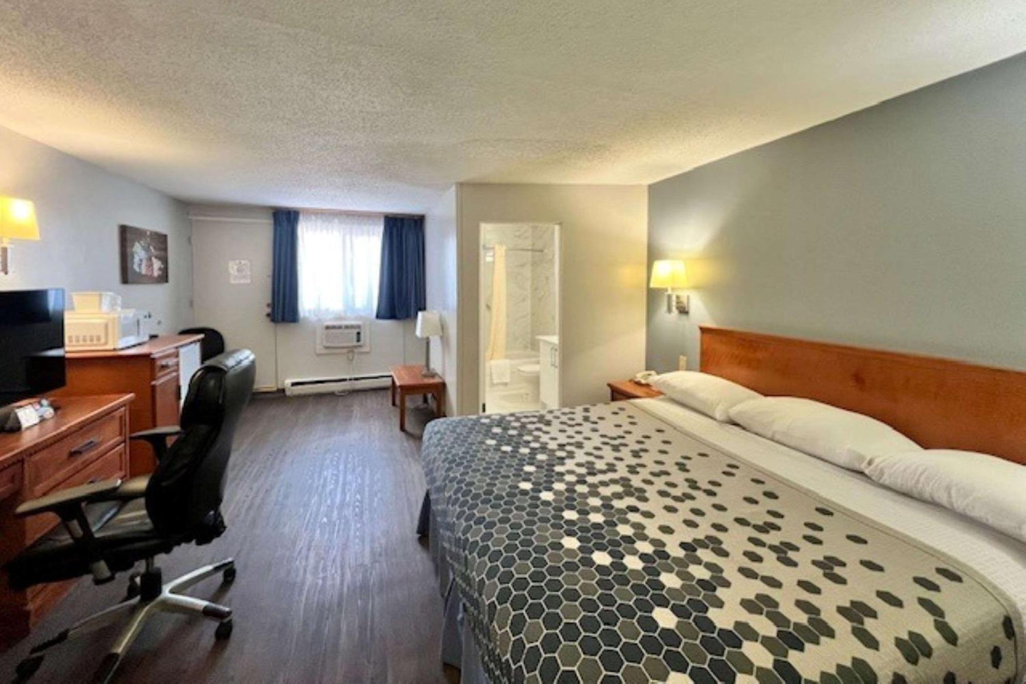 Econo Lodge Motel Village Calgary Bagian luar foto