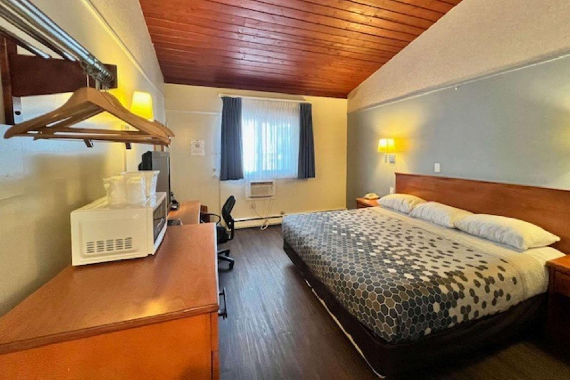 Econo Lodge Motel Village Calgary Bagian luar foto