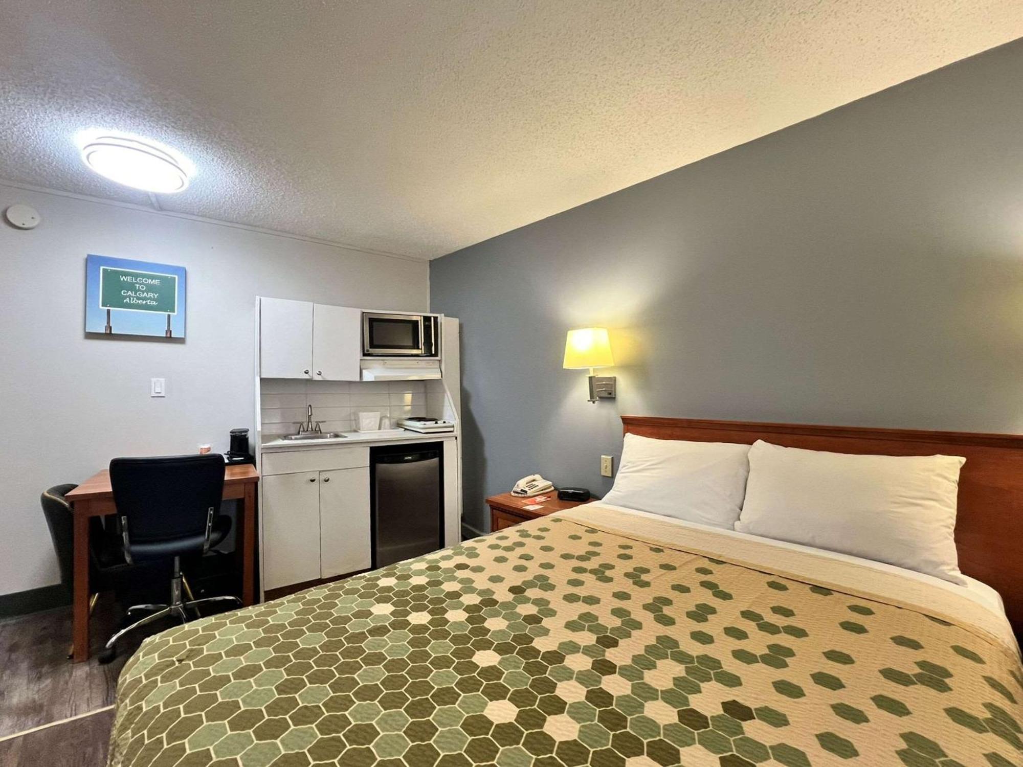 Econo Lodge Motel Village Calgary Bagian luar foto