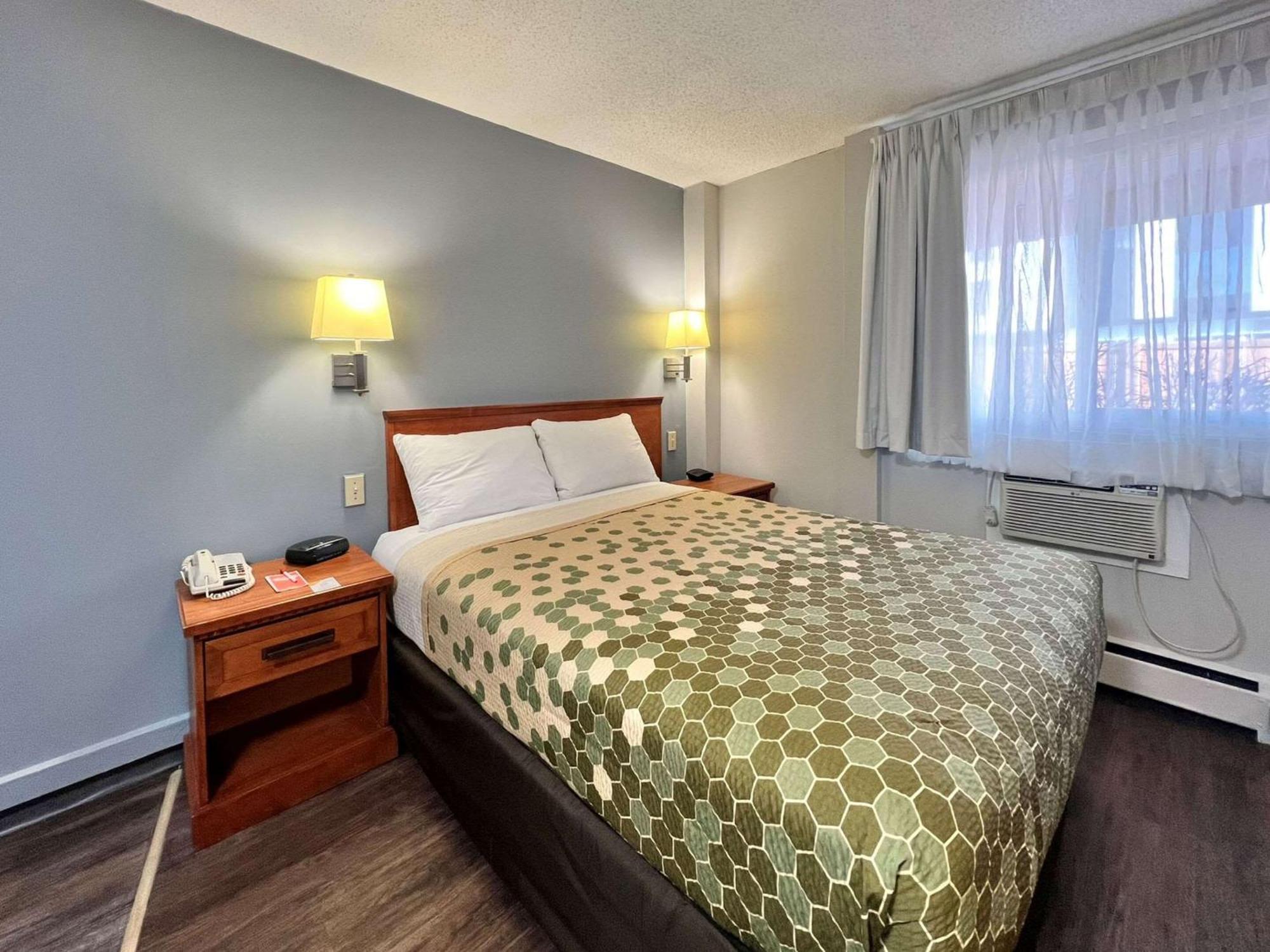 Econo Lodge Motel Village Calgary Bagian luar foto