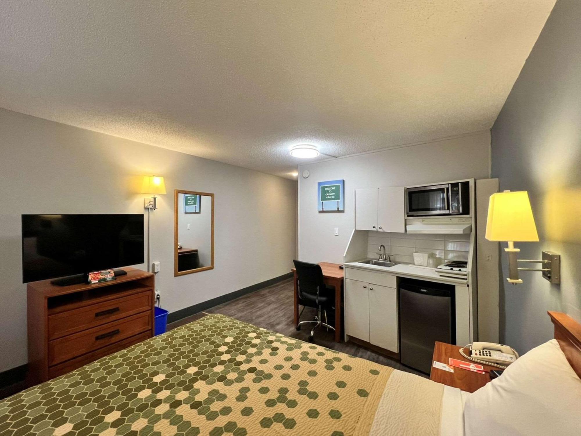 Econo Lodge Motel Village Calgary Bagian luar foto