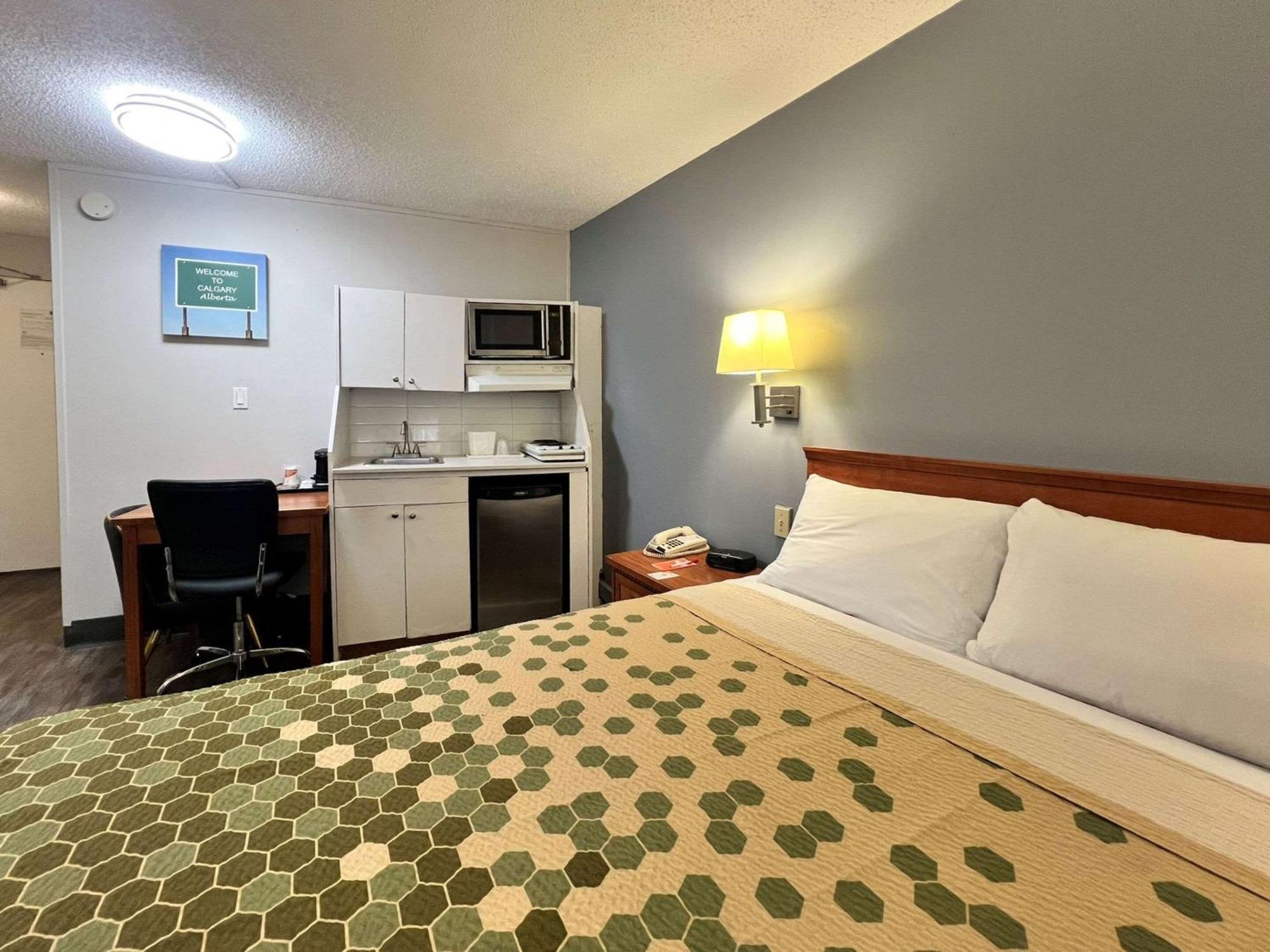 Econo Lodge Motel Village Calgary Bagian luar foto