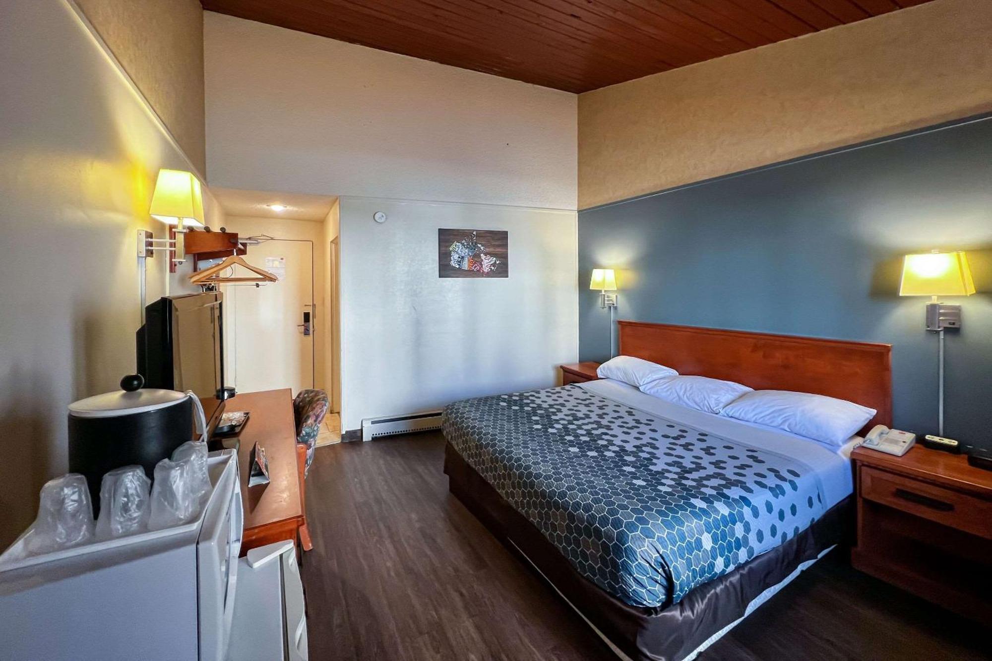 Econo Lodge Motel Village Calgary Bagian luar foto