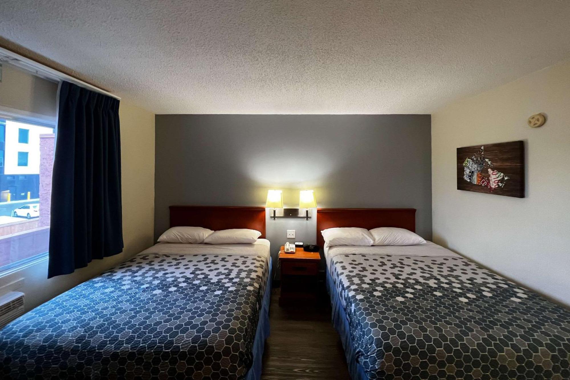 Econo Lodge Motel Village Calgary Bagian luar foto