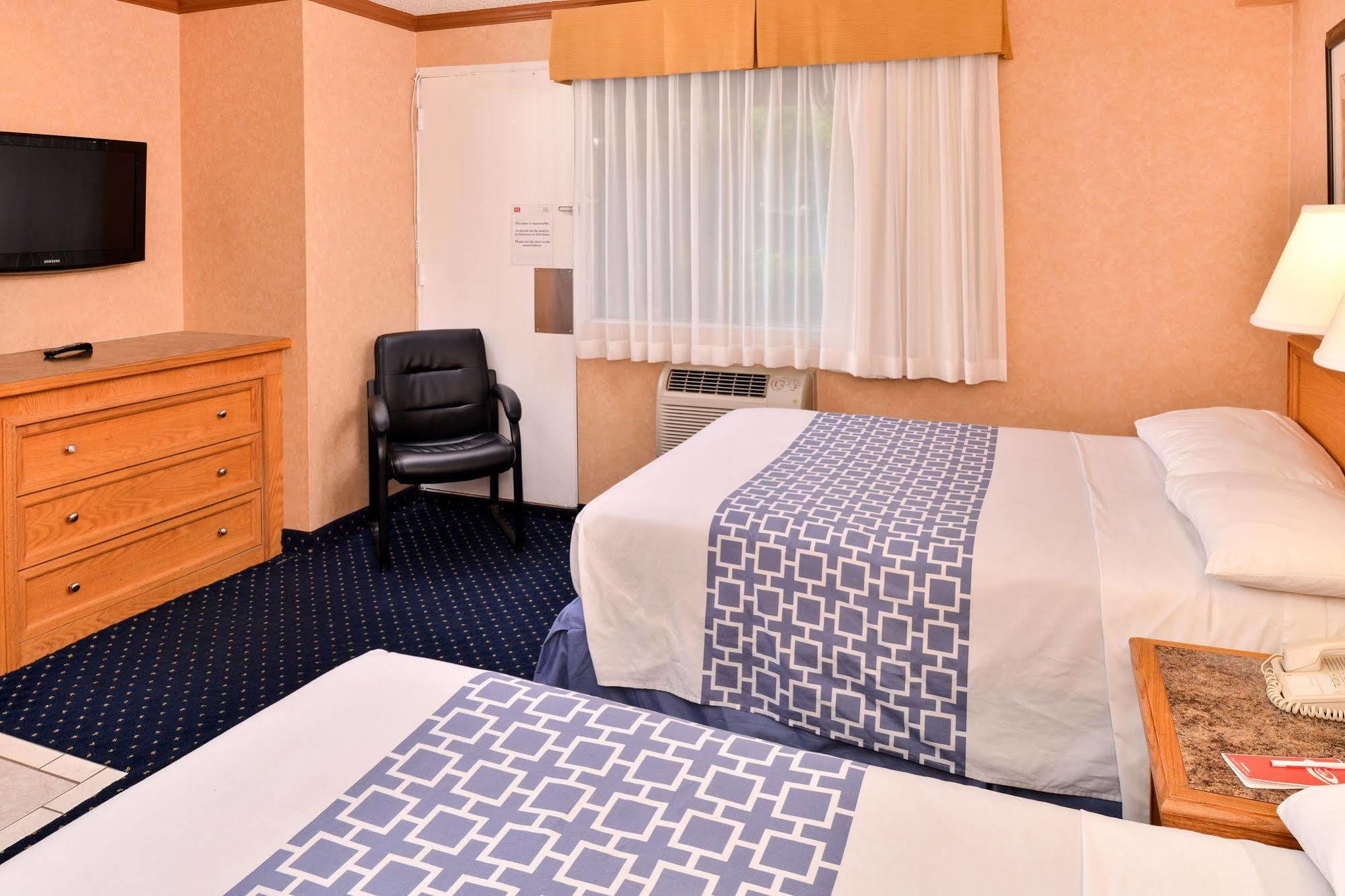 Econo Lodge Motel Village Calgary Bagian luar foto