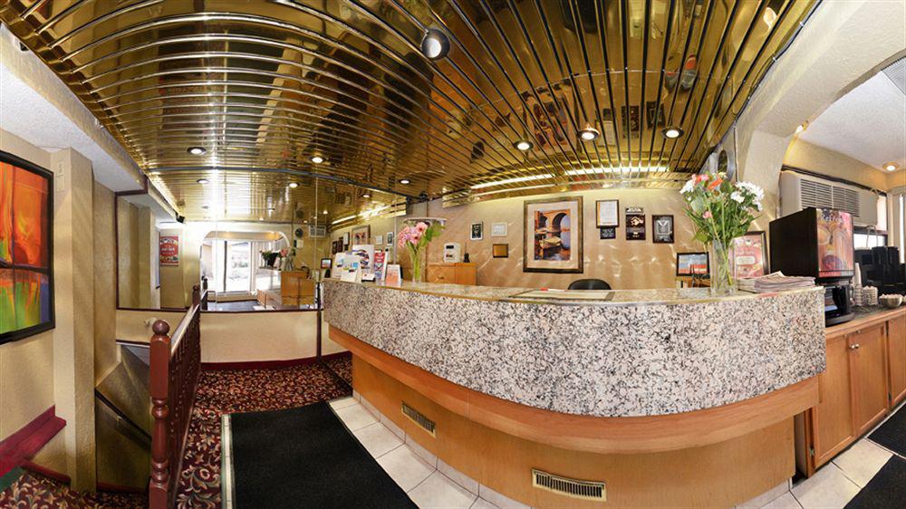 Econo Lodge Motel Village Calgary Bagian luar foto