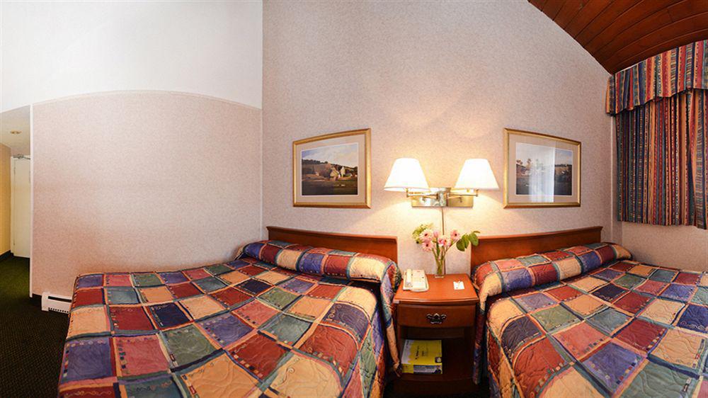 Econo Lodge Motel Village Calgary Bagian luar foto